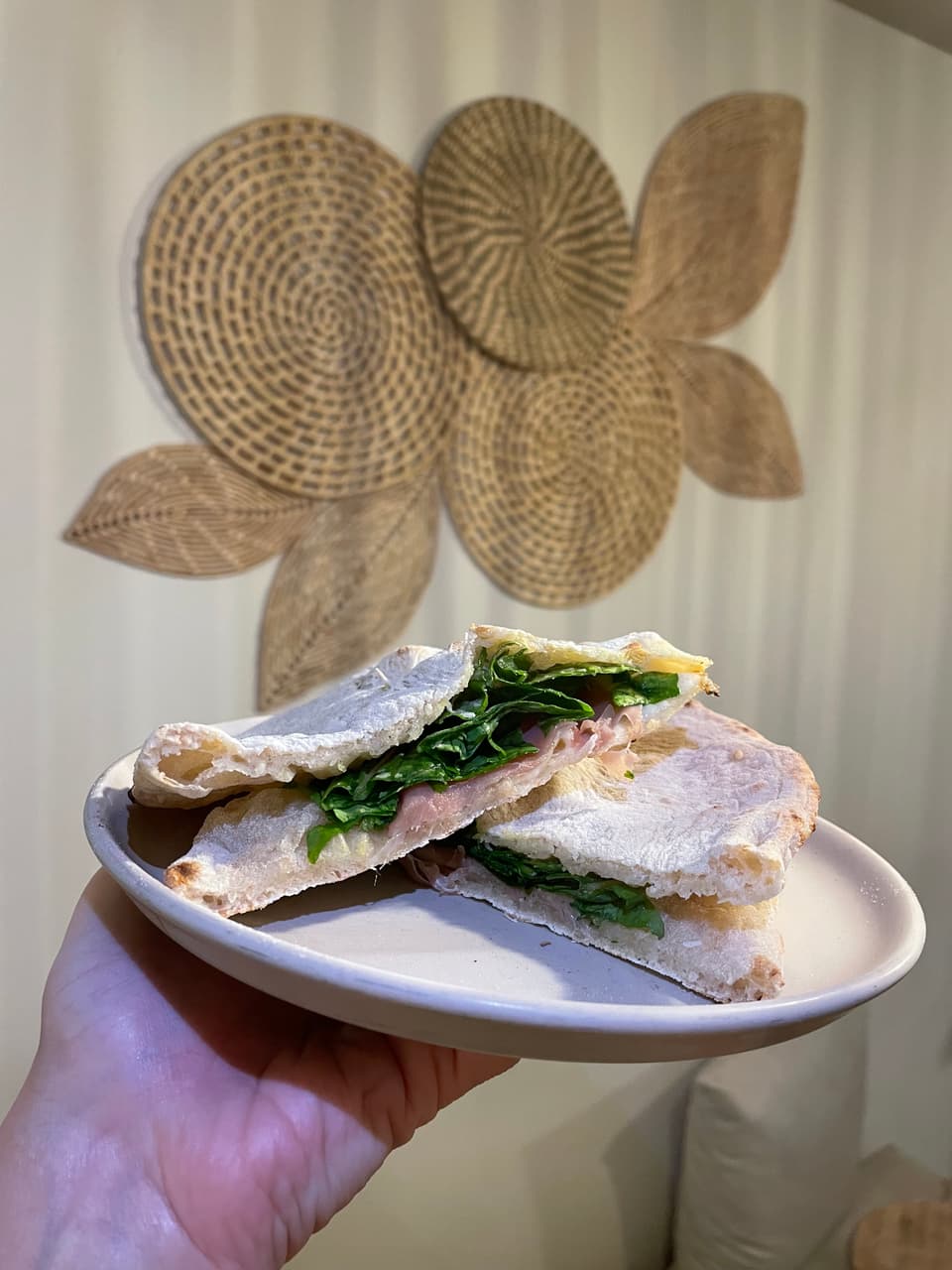 Sanduíche de massa de pizza com parma e rúcula