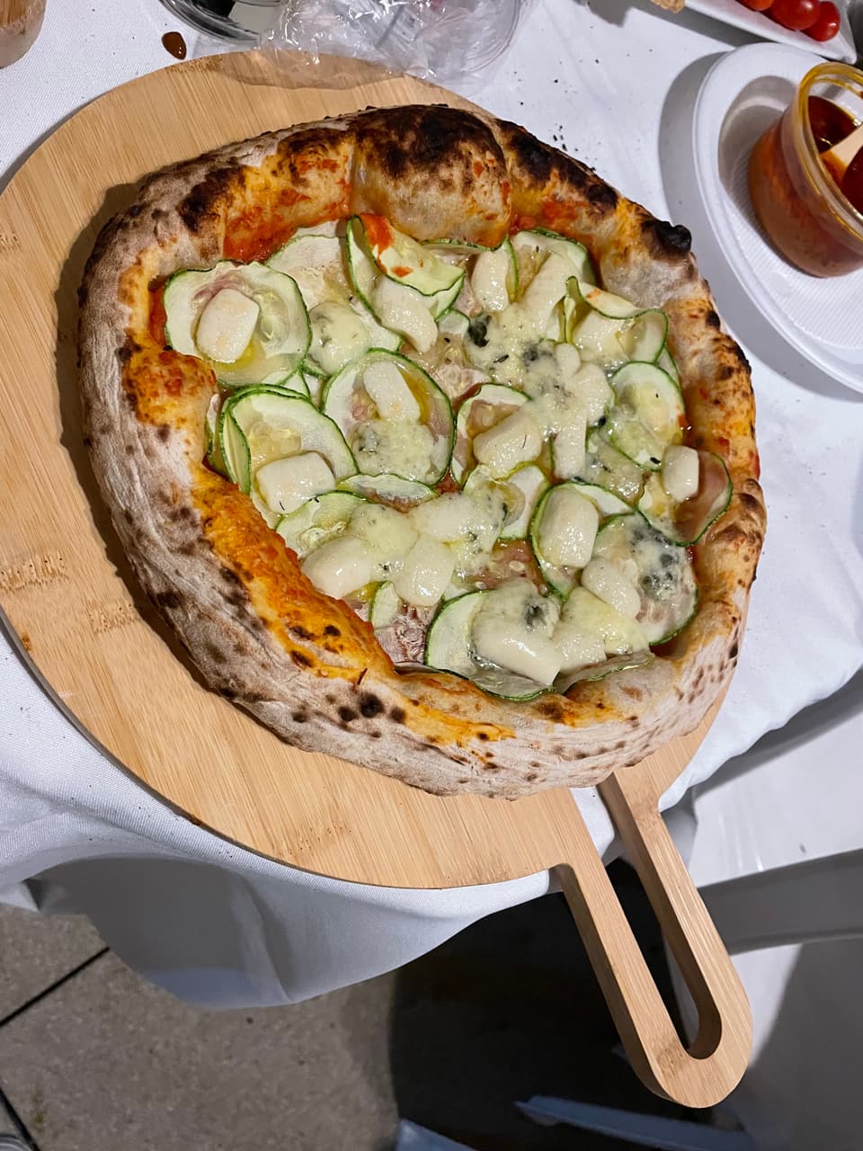 Pizza de abobrinha com gorgonzola