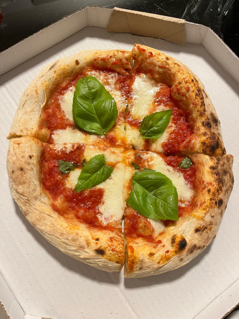 Margherita: molho de tomate, muçarela e manjericão