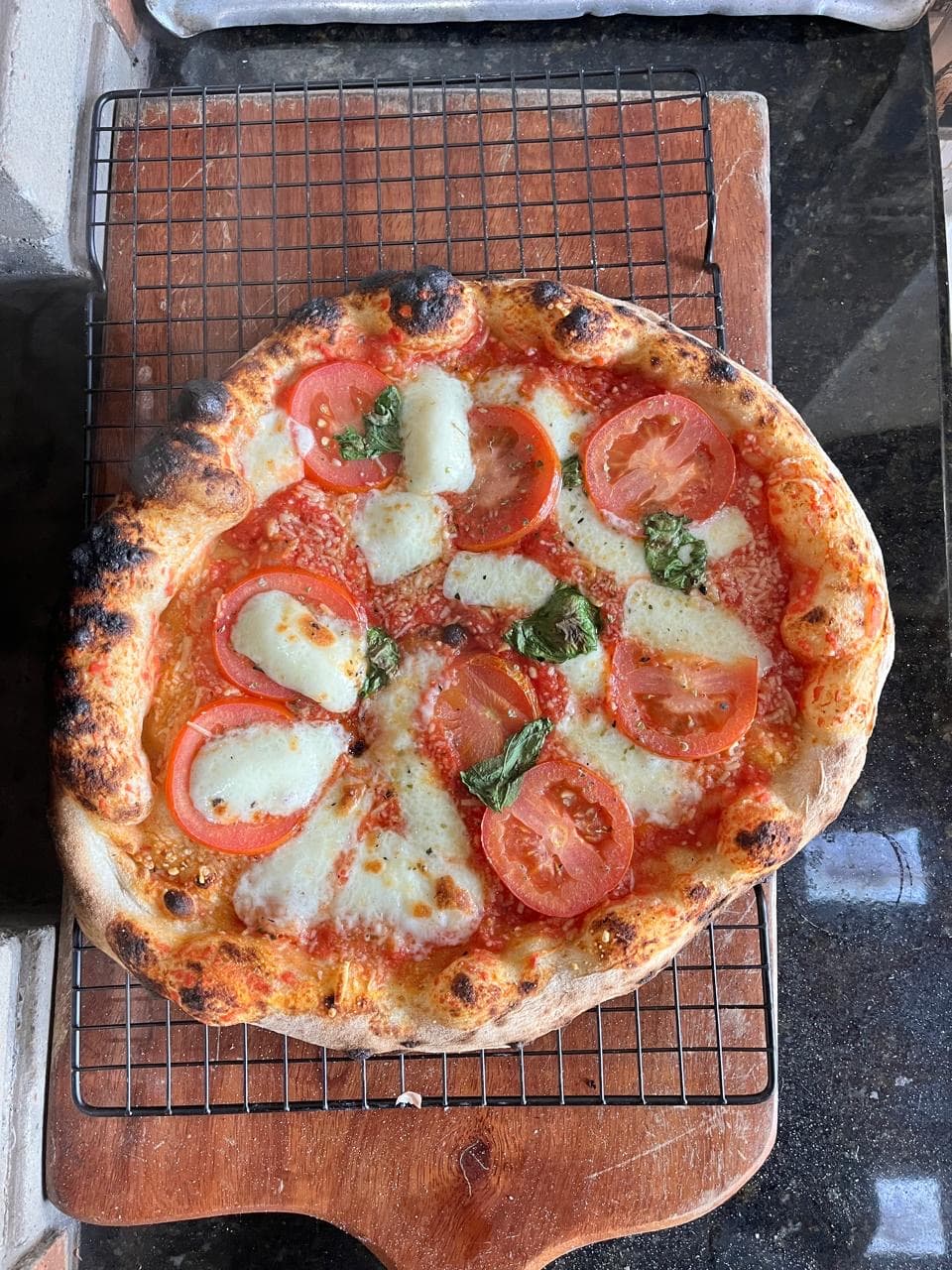 Pizza com tomate, muçarela e manjericão