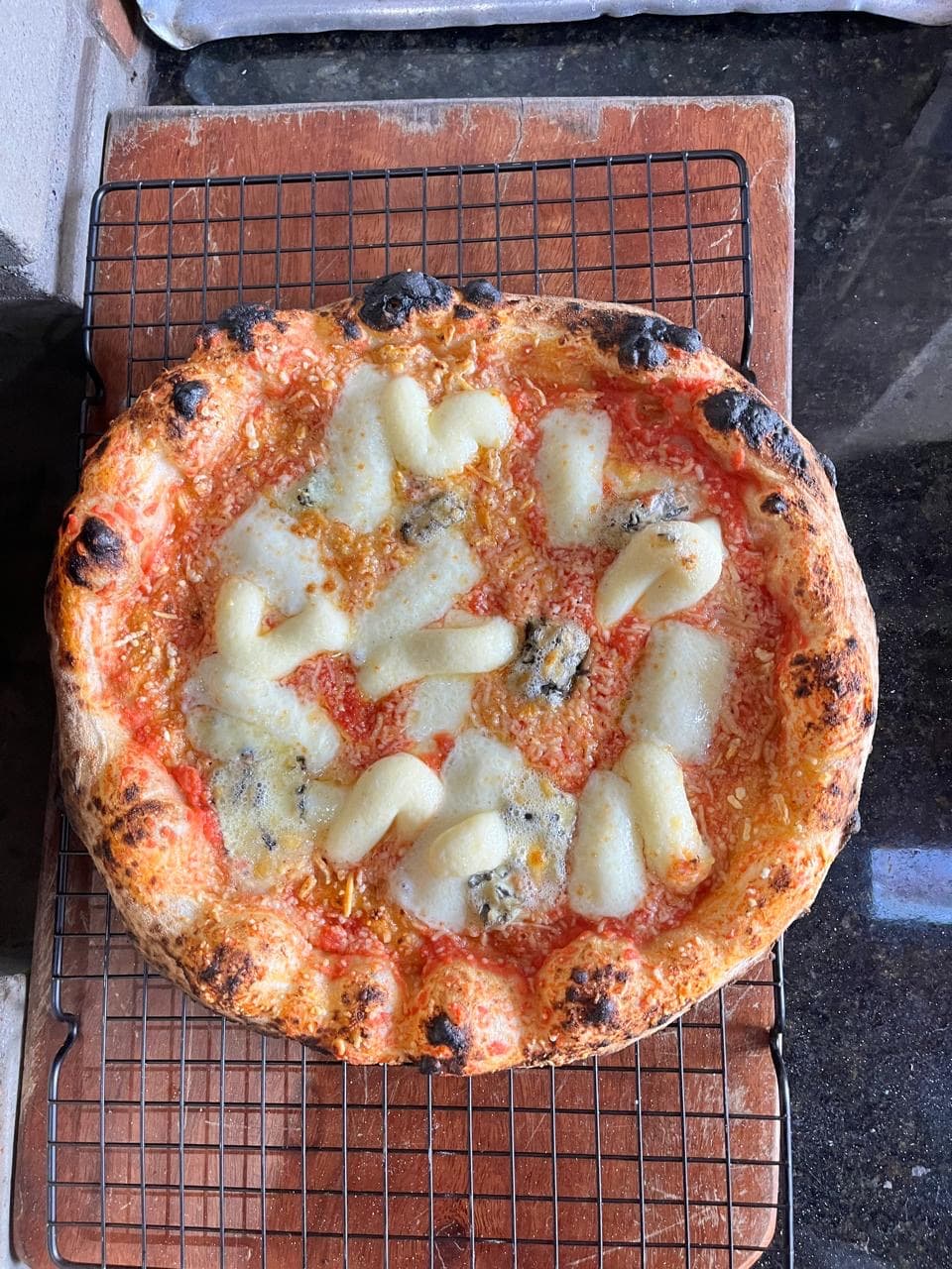 Pizza de queijos com gorgonzola
